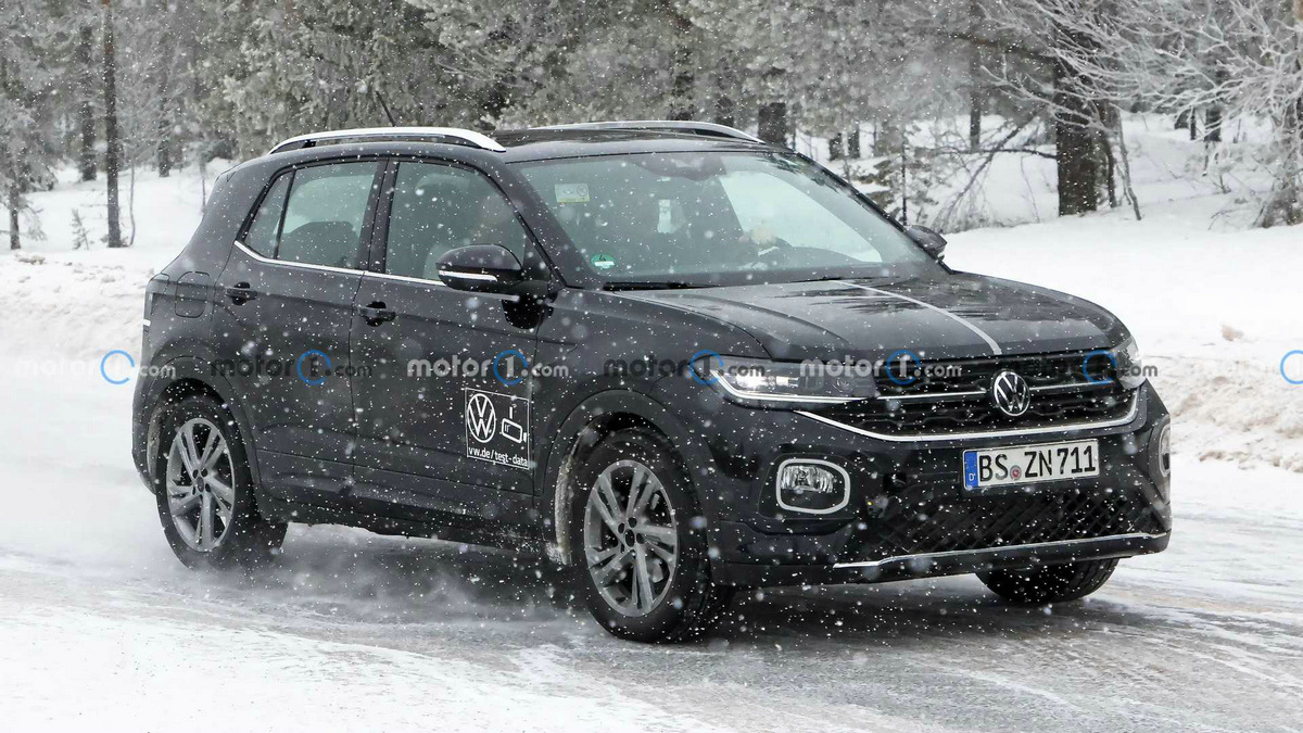 vw-t-cross-facelift-first-spy-photo (3).jpg