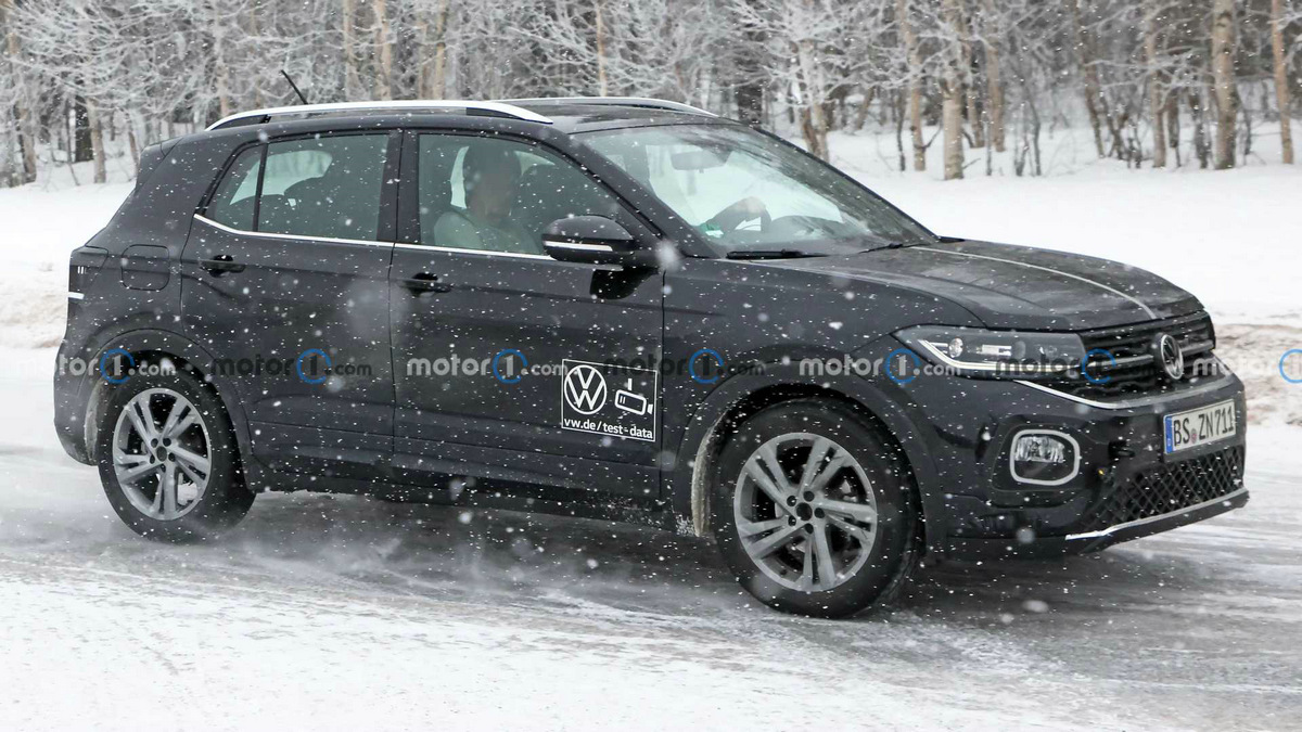 vw-t-cross-facelift-first-spy-photo (4).jpg