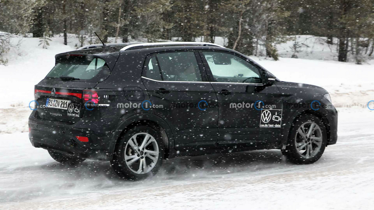 vw-t-cross-facelift-first-spy-photo (5).jpg