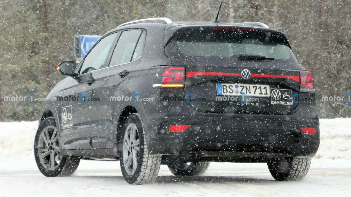 vw-t-cross-facelift-first-spy-photo.jpg