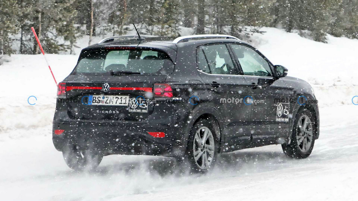 vw-t-cross-facelift-first-spy-photo (6).jpg