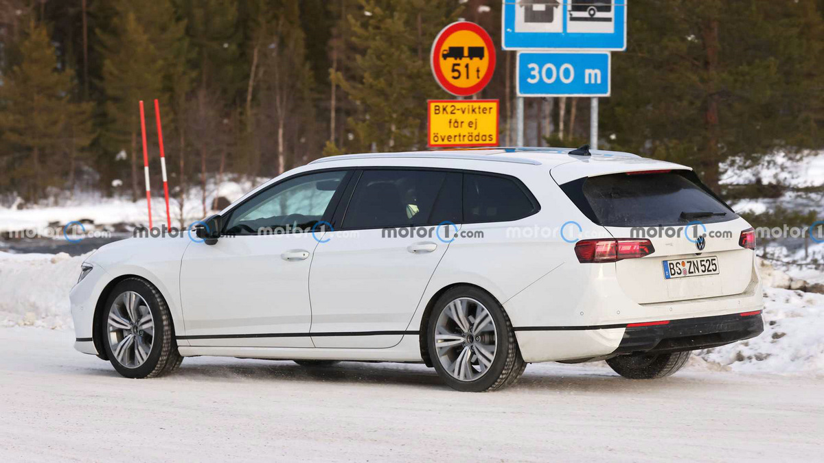 2024-volkswagen-passat-wagon-rear-view-spy-photo (2).jpg