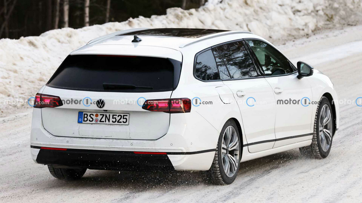 2024-volkswagen-passat-wagon-rear-view-spy-photo (1).jpg
