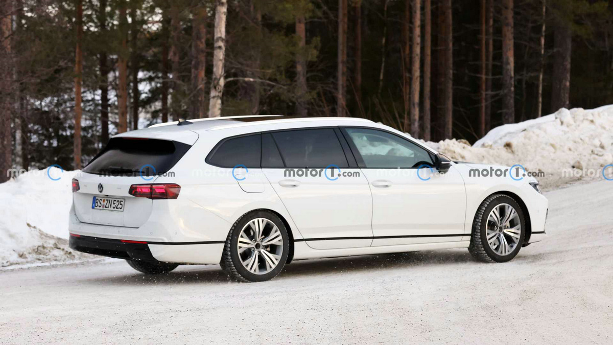 2024-volkswagen-passat-wagon-side-view-spy-photo (1).jpg