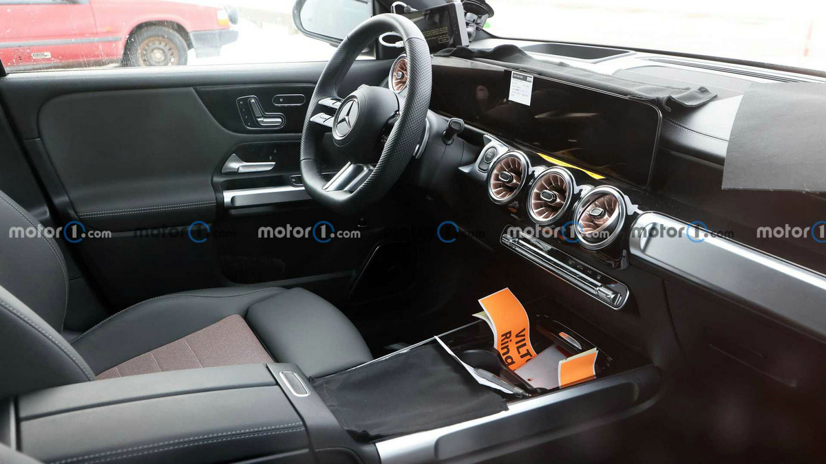 2024-mercedes-benz-eqb-spy-photos (1).jpg