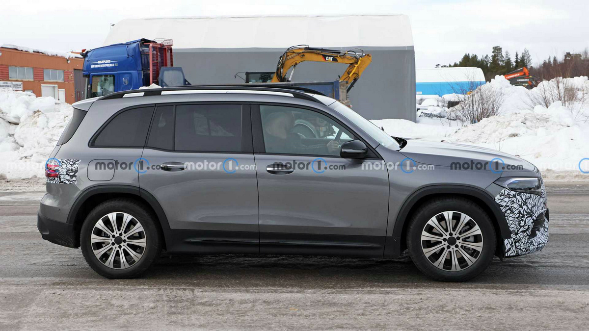 2024-mercedes-benz-eqb-spy-photos (4).jpg