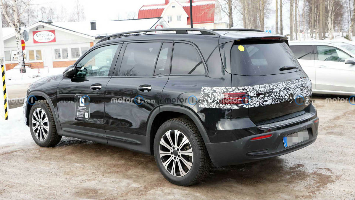 2024-mercedes-benz-eqb-spy-photos (7).jpg