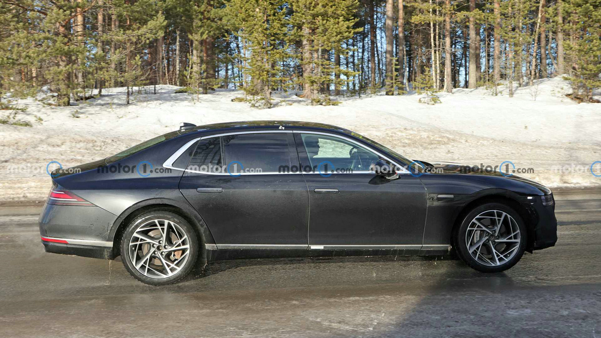 genesis-g90-with-lidar-spy-photo (3).jpg