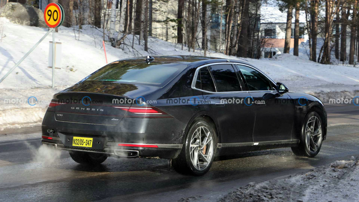 genesis-g90-with-lidar-spy-photo (4).jpg
