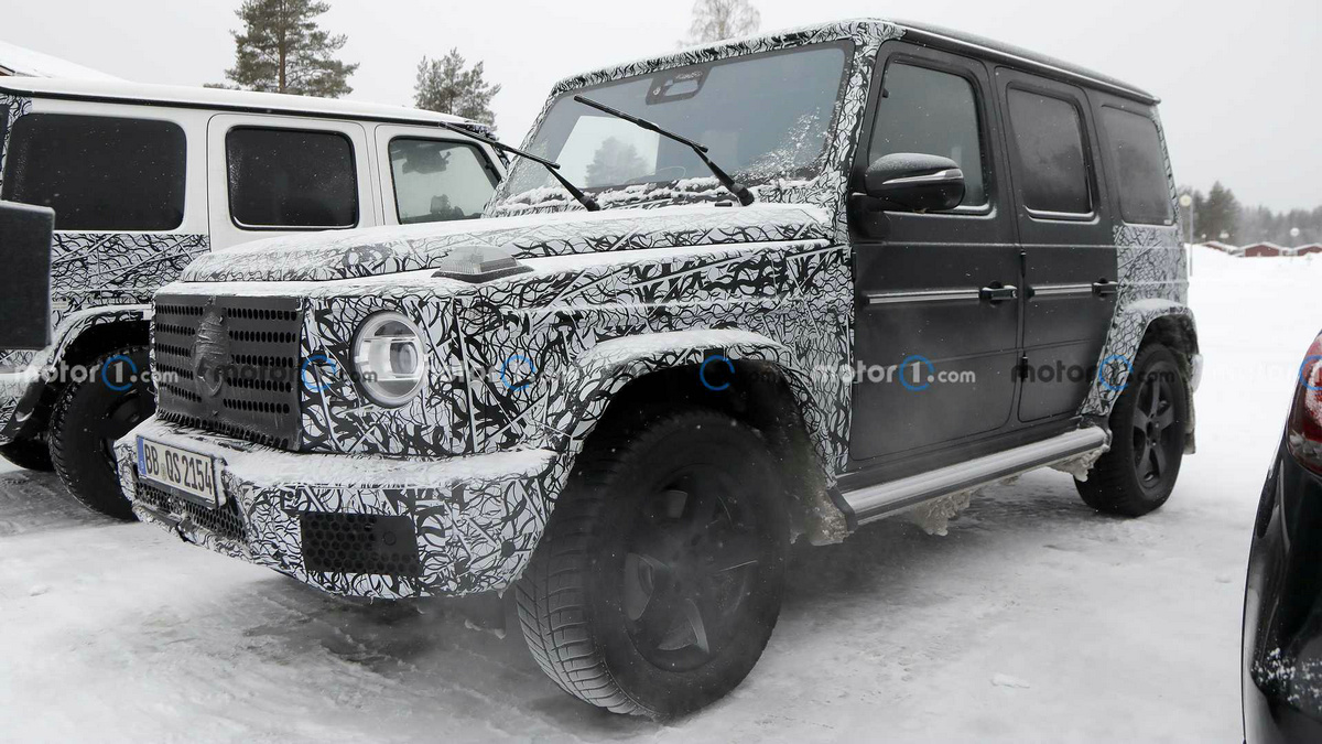 mercedes-benz-eqg-side-view-spy-photo.jpg