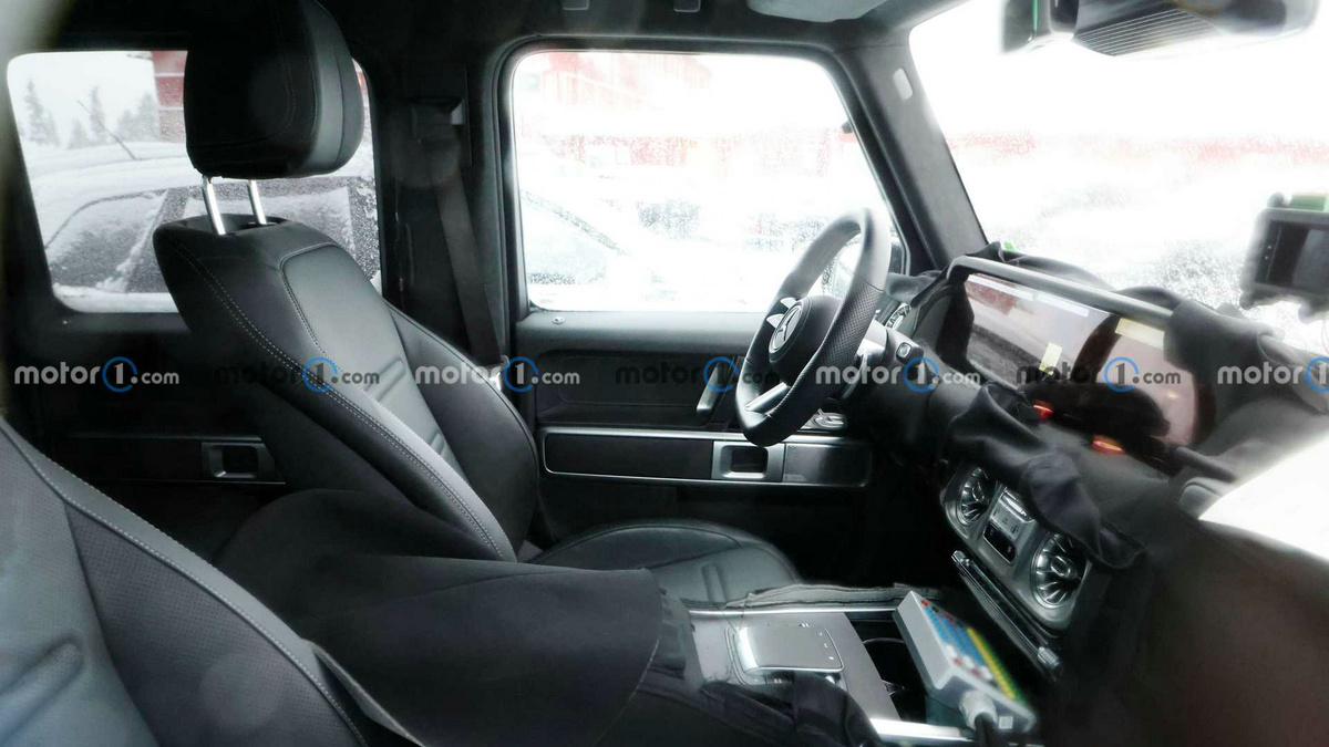 mercedes-benz-eqg-interior-view-spy-photo (1).jpg