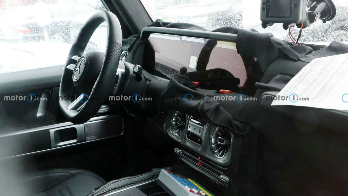 mercedes-benz-eqg-interior-view-spy-photo.jpg