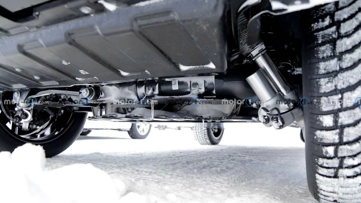 mercedes-benz-eqg-suspension-spy-photo.jpg