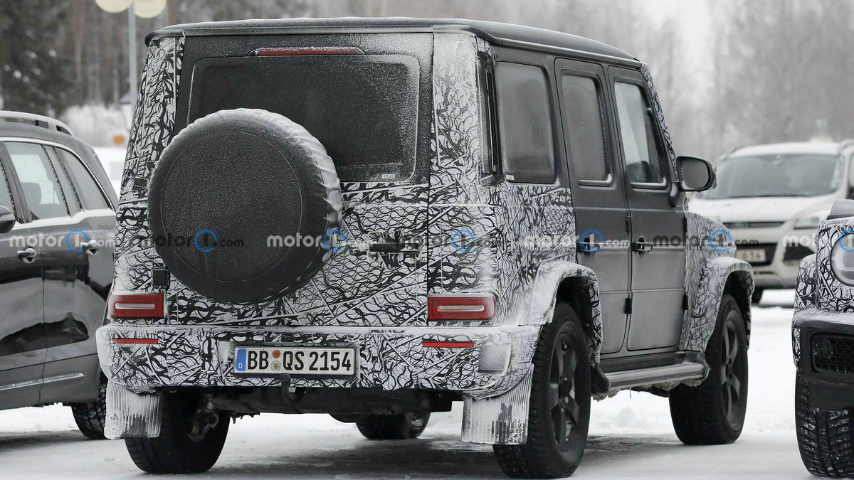 mercedes-benz-eqg-rear-view-spy-photo (1).jpg
