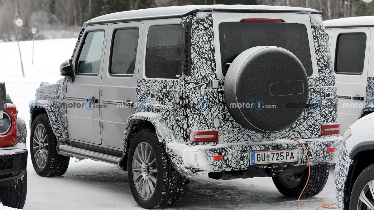 mercedes-benz-eqg-rear-view-spy-photo.jpg