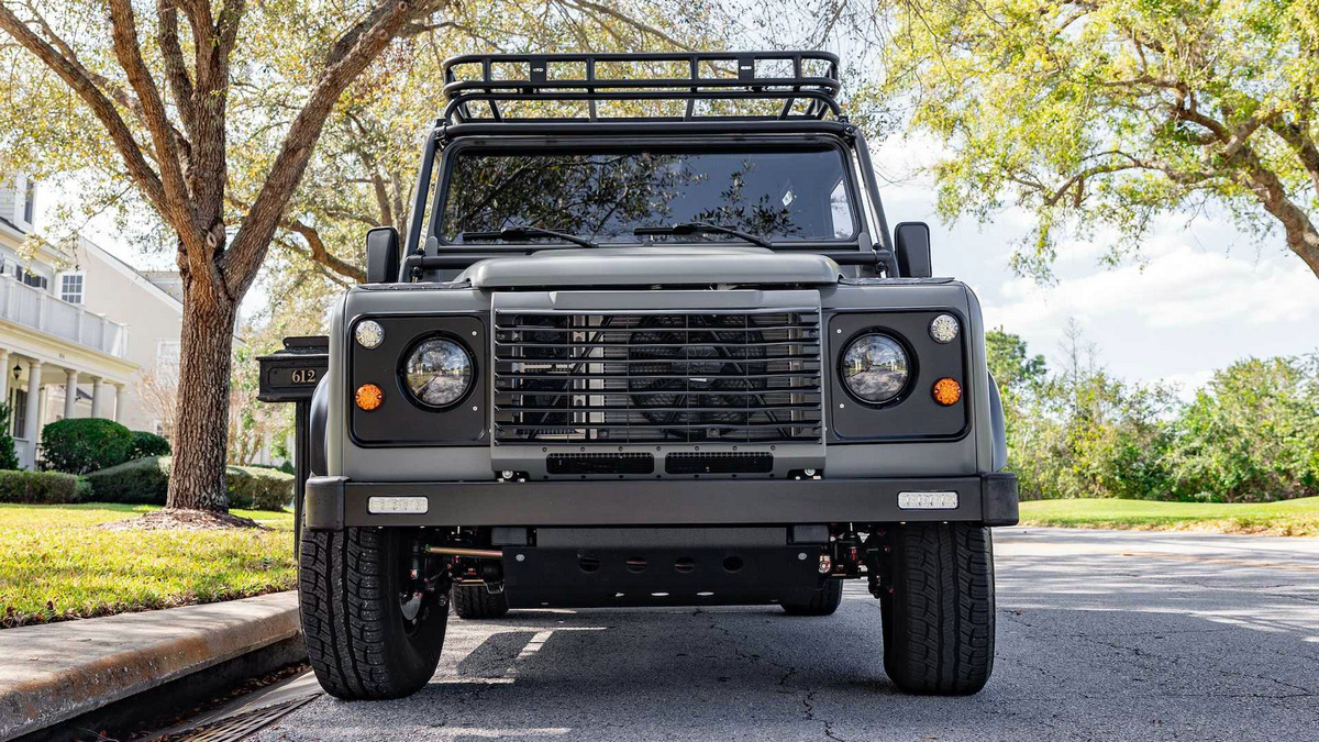 ecd-project-ghost-classic-defender-restomod-with-ev-powertrain (1).jpg