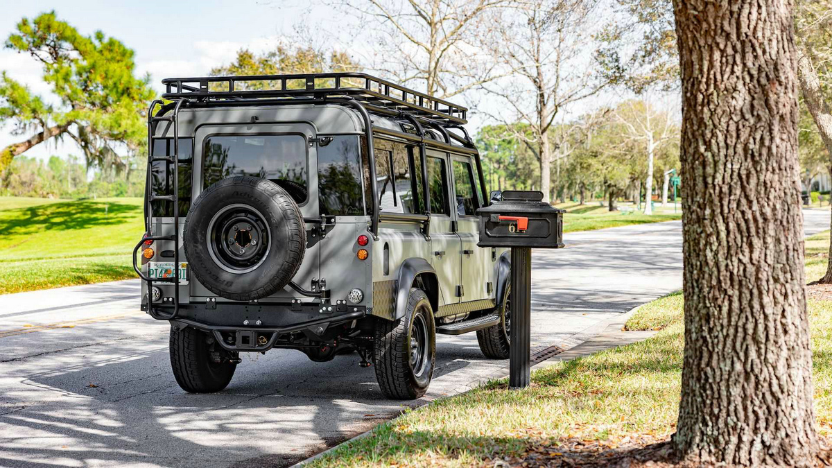 ecd-project-ghost-classic-defender-restomod-with-ev-powertrain (4).jpg