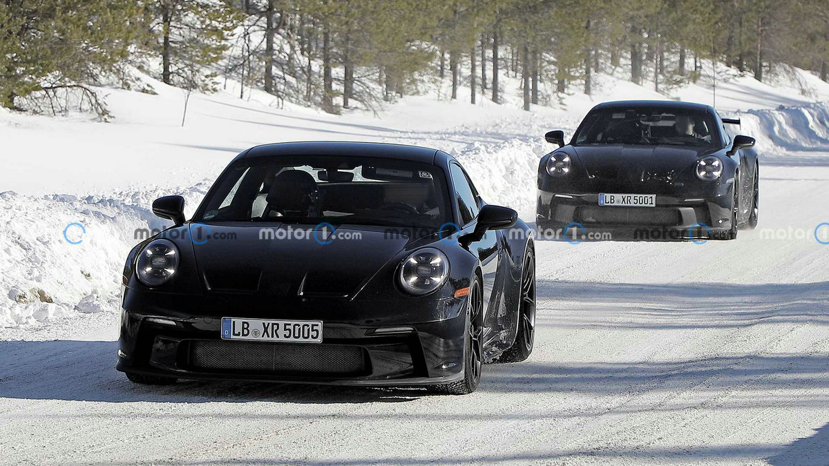 porsche-911-gt3-touring-facelift-spy-photo.jpg