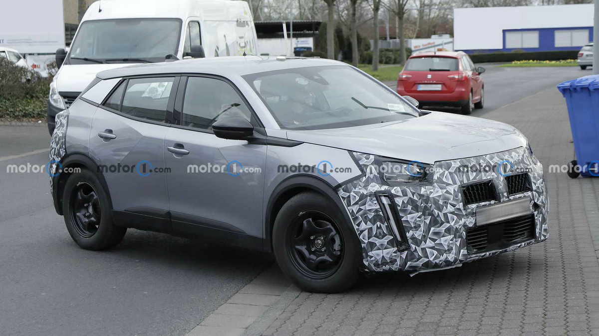 2024-peugeot-2008-facelift-spy-photo (1).jpg