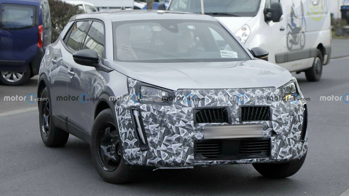 2024-peugeot-2008-facelift-spy-photo (5).jpg