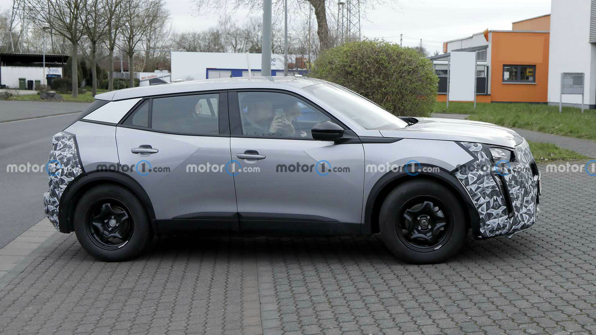 2024-peugeot-2008-facelift-spy-photo (2).jpg