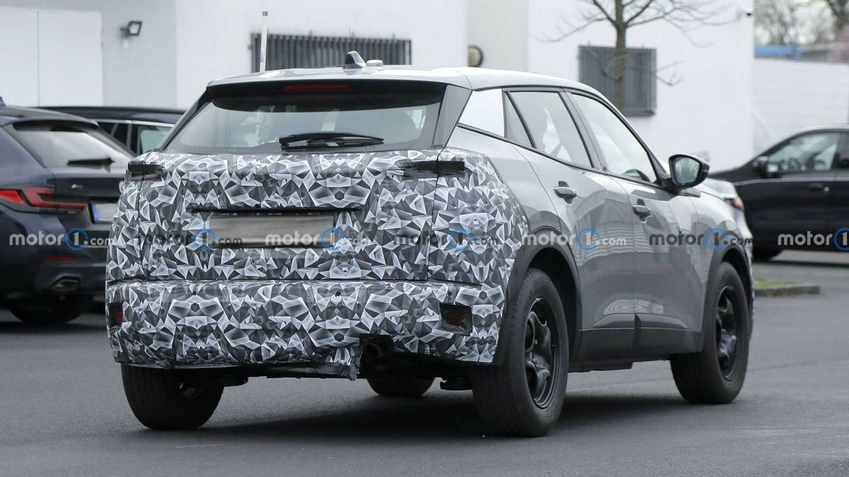 2024-peugeot-2008-facelift-spy-photo (4).jpg