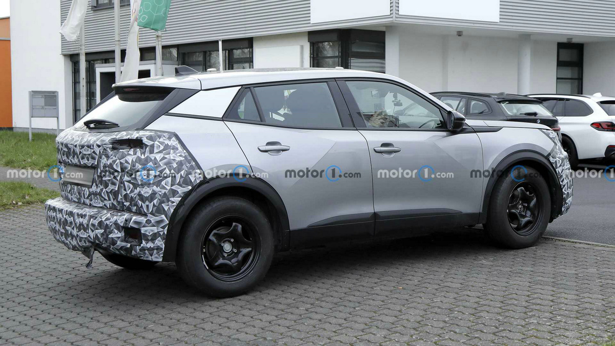 2024-peugeot-2008-facelift-spy-photo (3).jpg