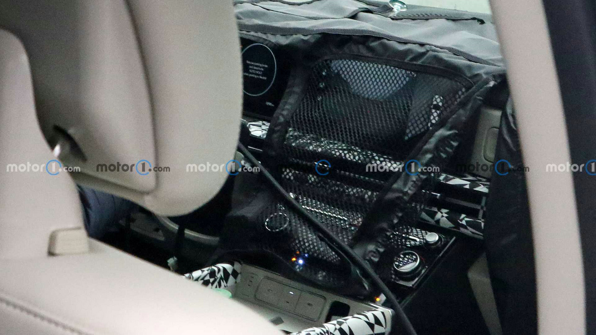 2024-hyundai-santa-fe-interior-spy-photo (2).jpg