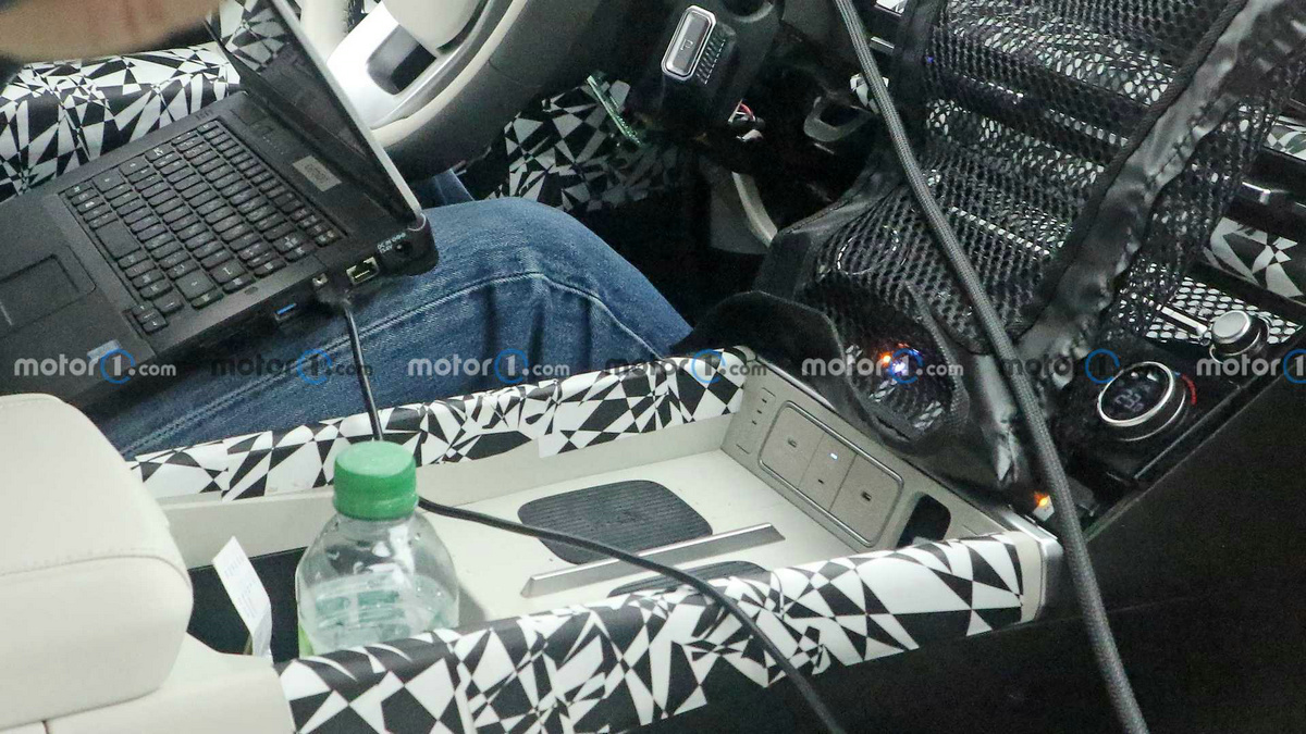 2024-hyundai-santa-fe-interior-spy-photo.jpg