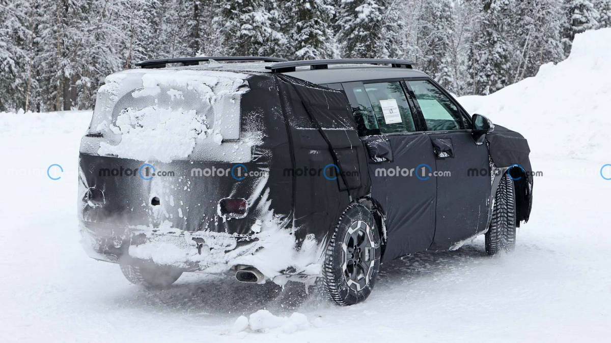 2024-hyundai-santa-fe-rear-view-spy-photo.jpg