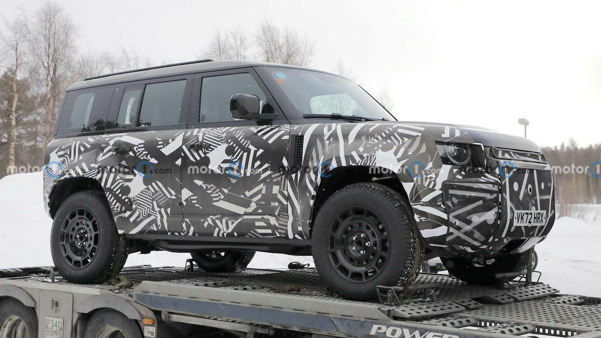 land-rover-defender-svx-spy-photos (1).jpg