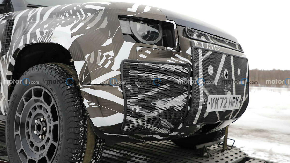 land-rover-defender-svx-spy-photos (5).jpg