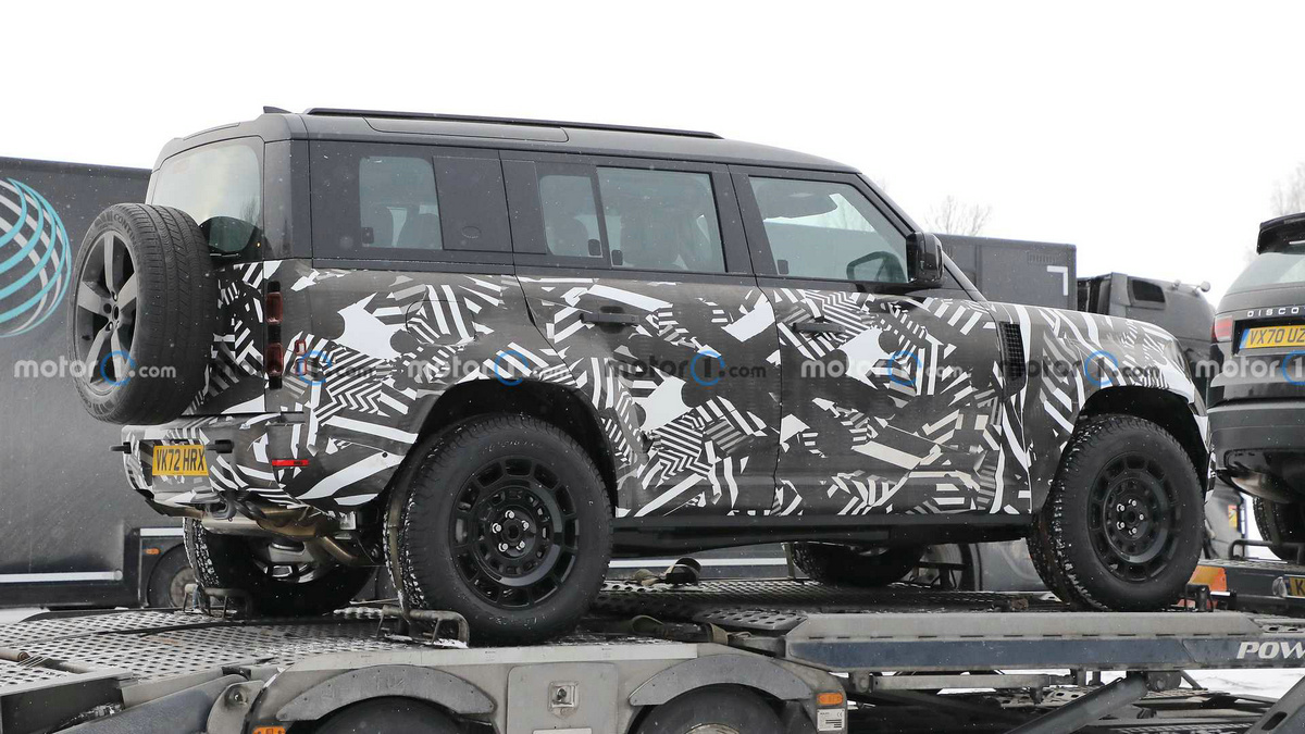 land-rover-defender-svx-spy-photos (2).jpg