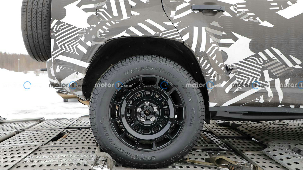 land-rover-defender-svx-spy-photos (6).jpg
