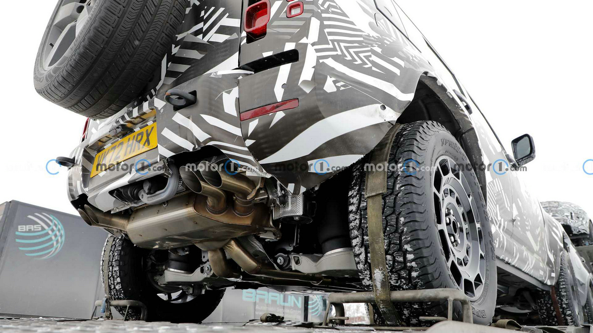 land-rover-defender-svx-spy-photos (7).jpg