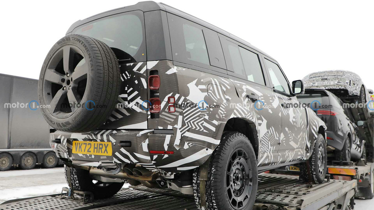 land-rover-defender-svx-spy-photos (4).jpg