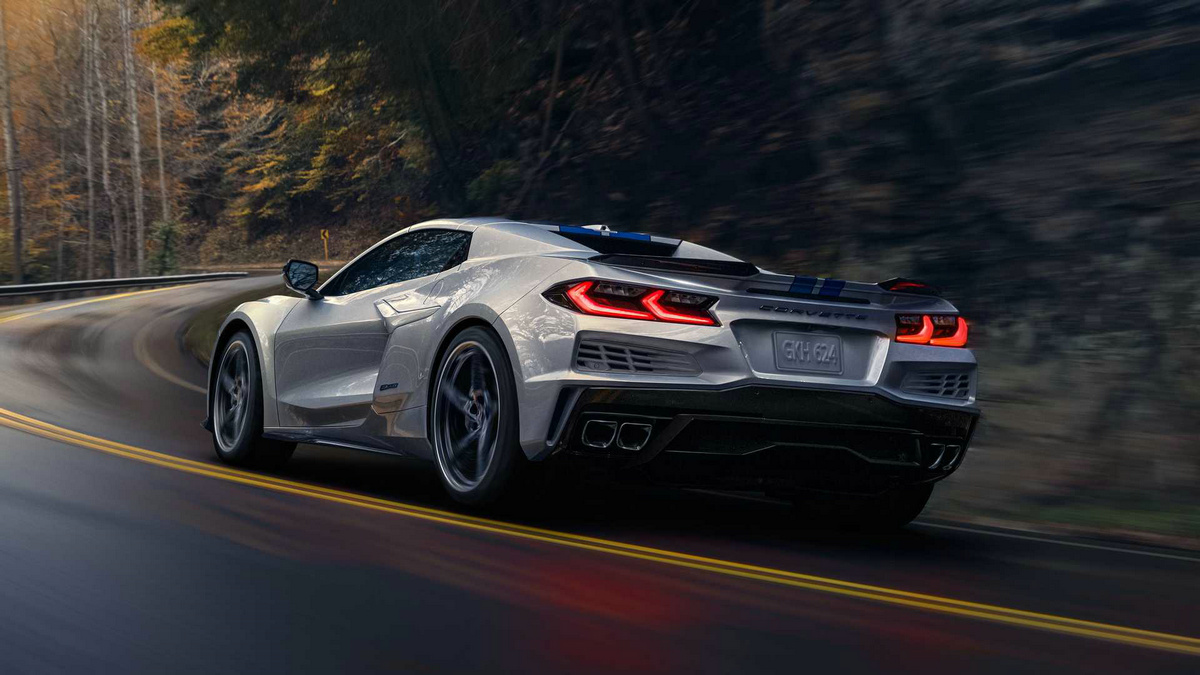 2024-chevrolet-corvette-e-ray (1).jpg