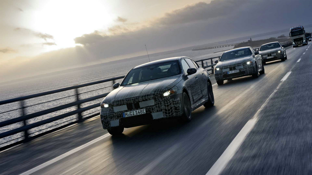 2024-bmw-i5-sedan-teaser (3).jpg