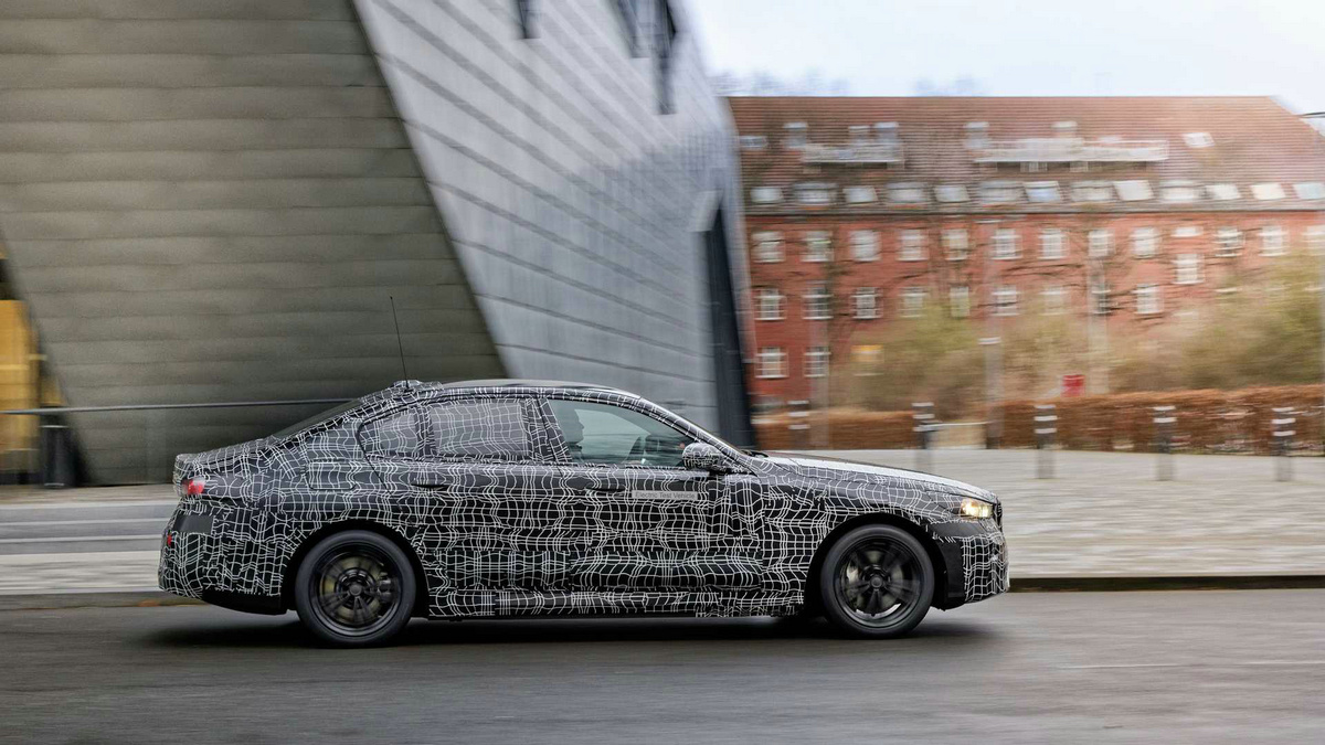 2024-bmw-i5-sedan-teaser (2).jpg