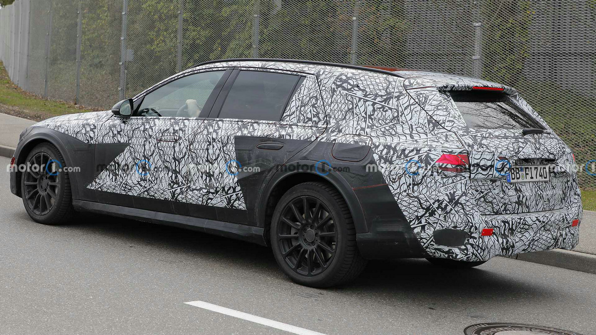mercedes-benz-e-class-all-terrain-spy-photos (3).jpg