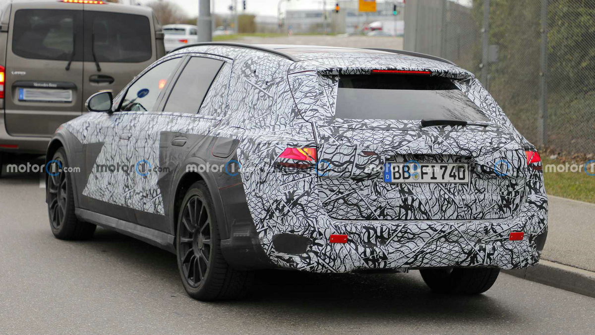 mercedes-benz-e-class-all-terrain-spy-photos (4).jpg