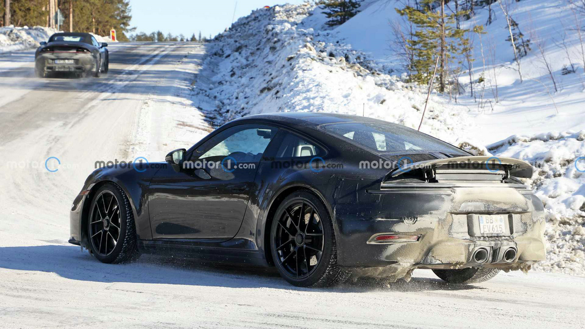 porsche-911-gts-spy-photos (3).jpg