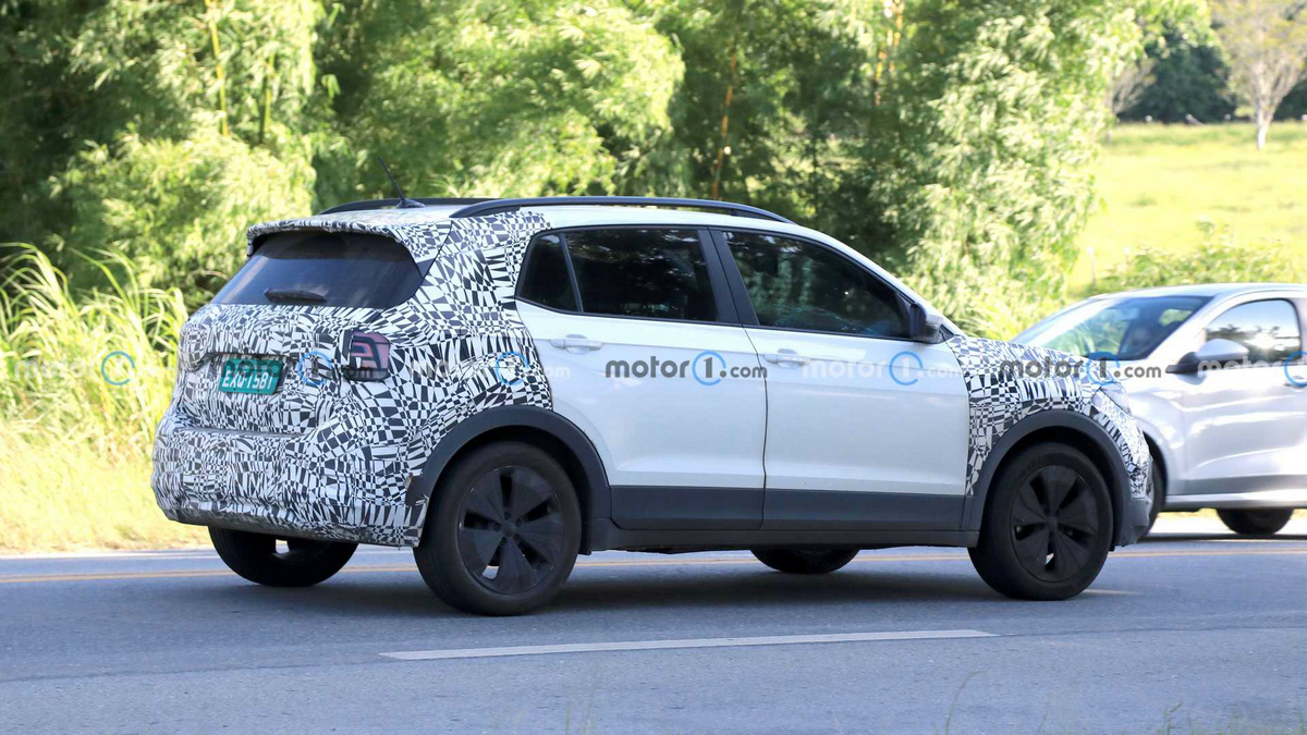 volkswagen-t-cross-side-view-spy-photo (1).jpg
