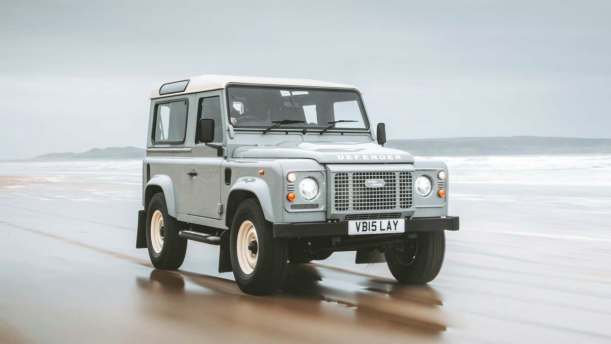 land-rover-classic-defender-works-v8-islay-edition (1).jpg