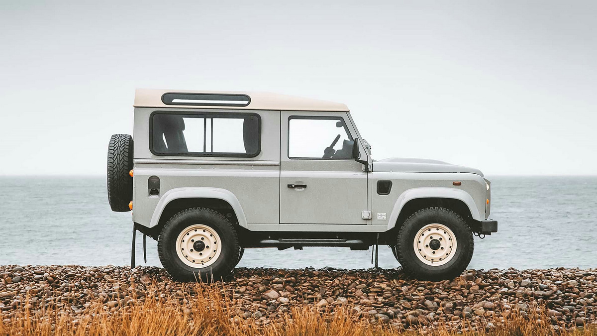 land-rover-classic-defender-works-v8-islay-edition (4).jpg