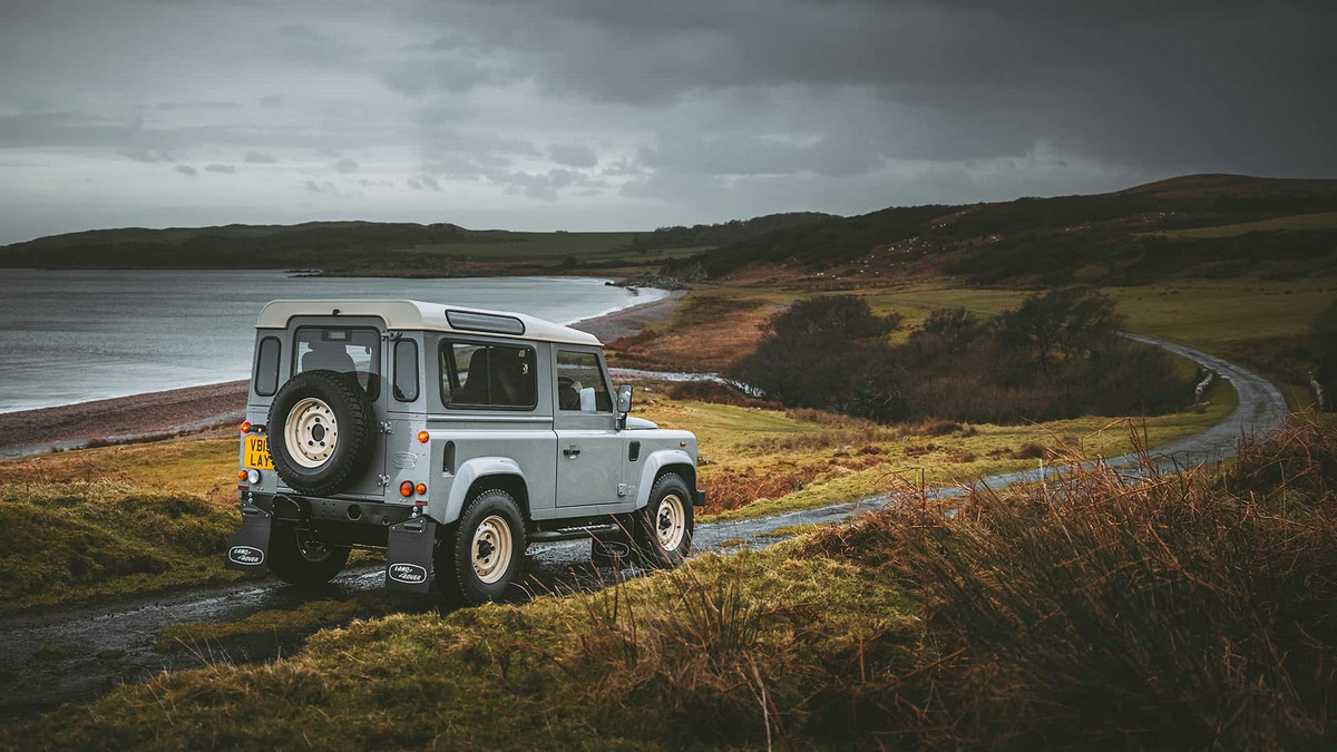 land-rover-classic-defender-works-v8-islay-edition (5).jpg