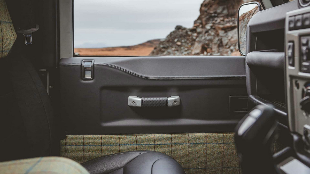 land-rover-classic-defender-works-v8-islay-edition (9).jpg