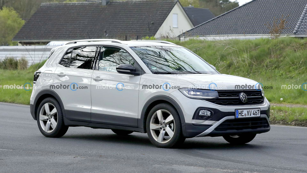 vw-t-cross-facelift-new-spy-photo (1).jpg