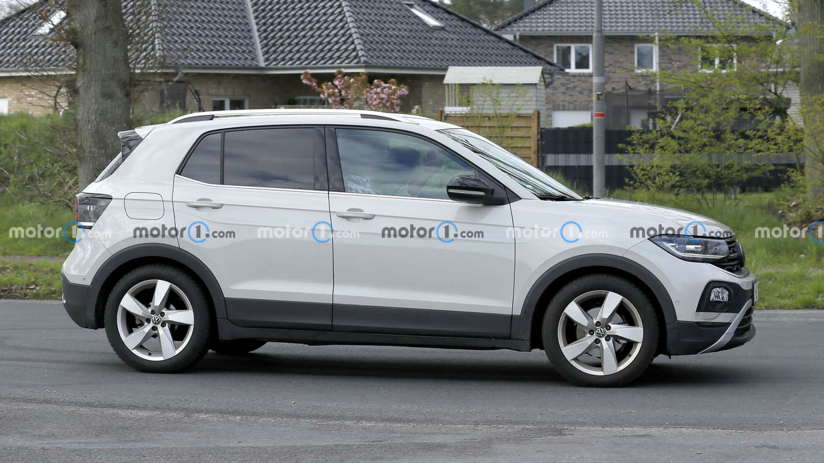 vw-t-cross-facelift-new-spy-photo (2).jpg