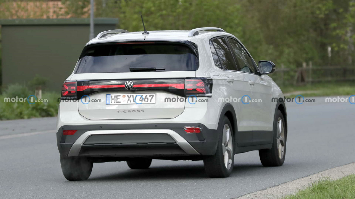 vw-t-cross-facelift-new-spy-photo (4).jpg